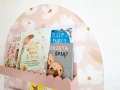 Naklejka w kształcie łuku w malowane kwiaty pod biblioteczkę do pokoju dziecka.